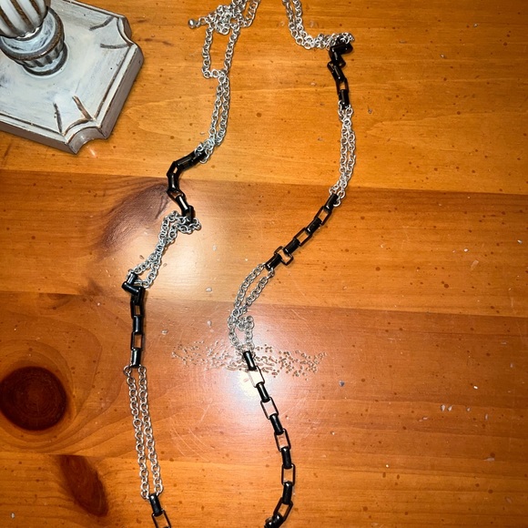 Long, silver necklace. - Picture 1 of 1